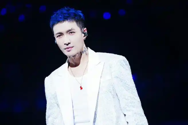 张艺兴蓝色碎盖短发#蓝色寸头,眉钉,脖子上的tattoo,张艺兴这个孕型