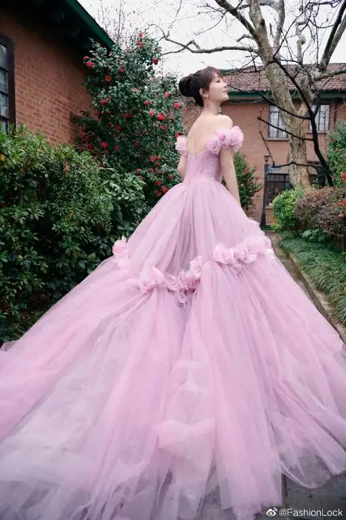 杨紫粉紫色缀花纱裙##杨紫紫色花朵露肩蓬蓬裙