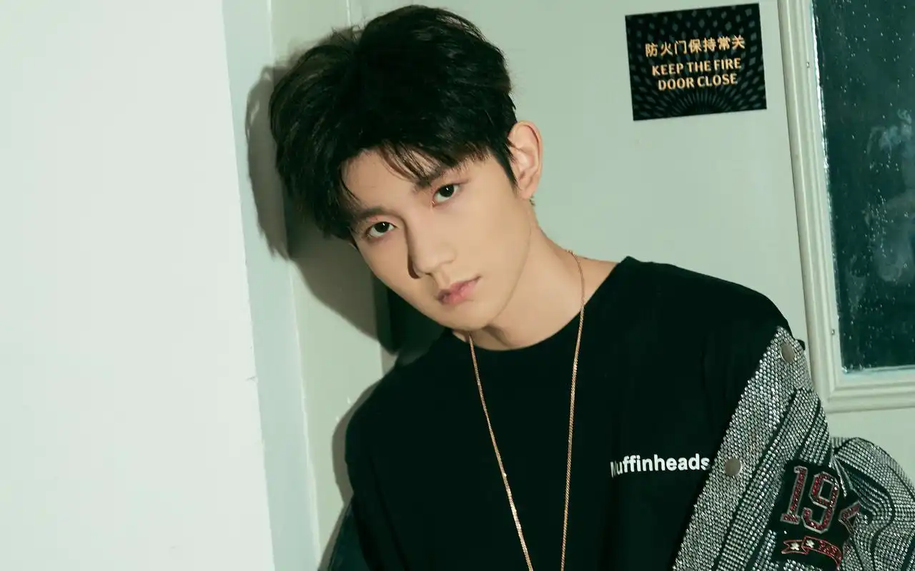 王源烎潮音发布夜帅气图片桌面壁纸