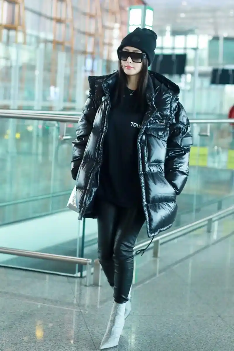 2018年12月15日,北京,张天爱现身首都国际机场.