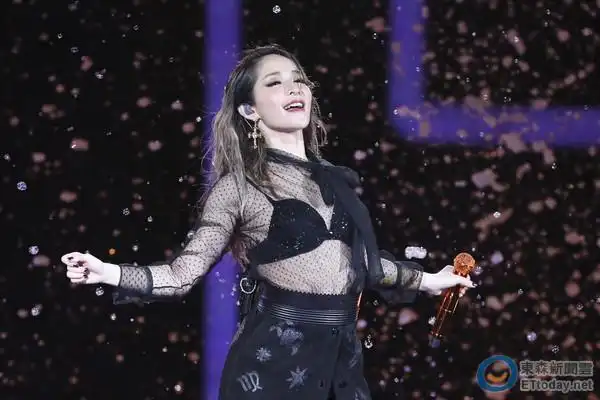 萧亚轩开衣露酥胸上演湿身秀