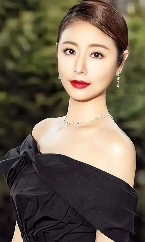 45岁林心如晒怼脸自拍照素颜出镜肤色略显暗黄嘴角酒窝好明显