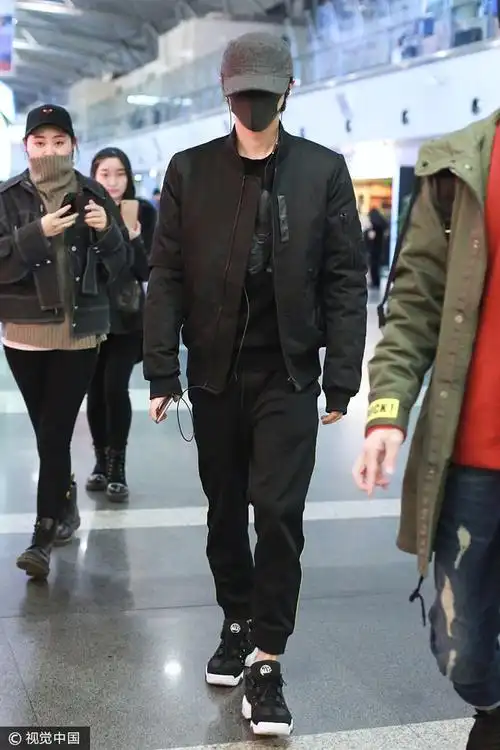 华晨宇黑色夹克侧条纹运动裤 口罩遮面高冷十足