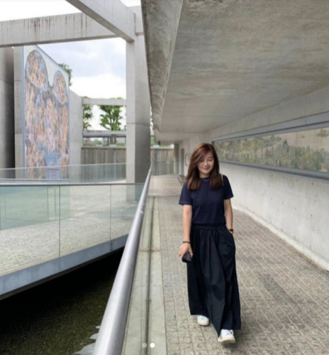 组图:梁静茹晒出游照穿森系长裙 长发披肩笑容温婉气质优雅