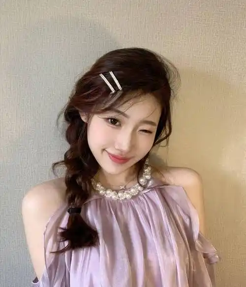 夏天穿裙子应该穿什么发型?尝试一下单边麻花辫,甜美温柔又减龄