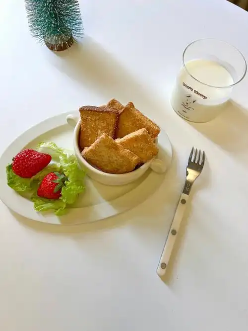 一人食早餐面包干牛奶