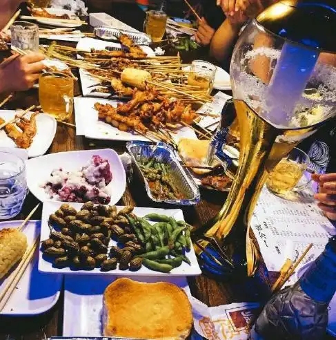 夏天的晚上最幸福的事就是吃烧烤喝啤酒