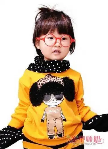 女童蘑菇头发型也一样可以扎发噢,渲染巧克力色,让发线显得更加亮泽