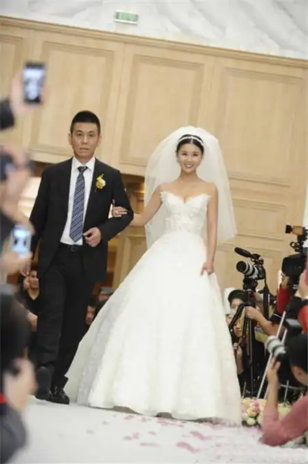 今天小编就为大家盘点了近期结婚的女性婚纱造型,一起来看看女星们