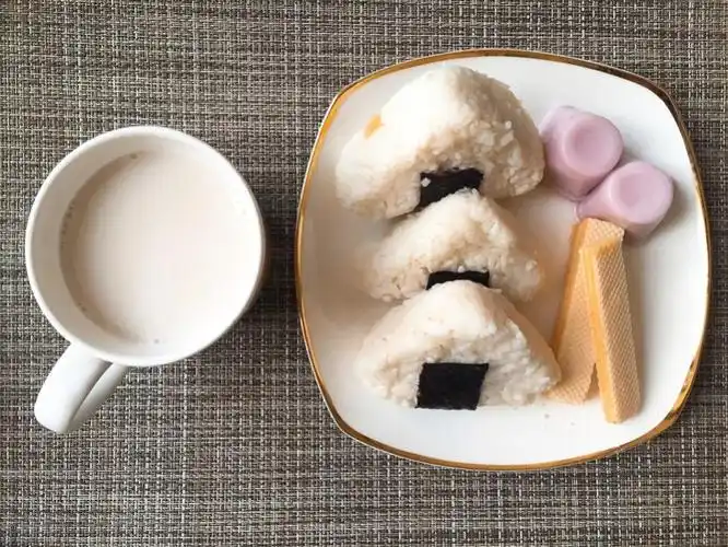 手捏日式三角肉松饭团