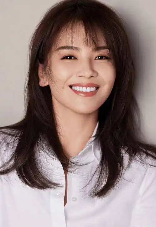 照片中,刘涛身穿白色衬衫,头发披散在肩,对着镜头露出一抹灿烂笑容