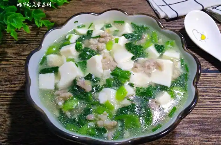 天气渐凉,这道青菜豆腐汤,孩子放学回家喝一碗,营养又暖胃_胡椒粉