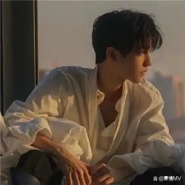 氛围感男生头像小众2024最新_慵懒感男头真人意境图片