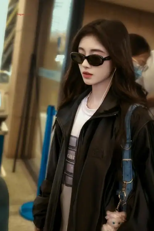 鞠婧祎机场造型