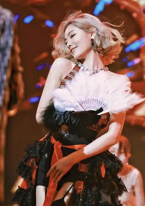 许佳琪舞台火辣热舞美照,吊带丝袜美腿,美艳动人!