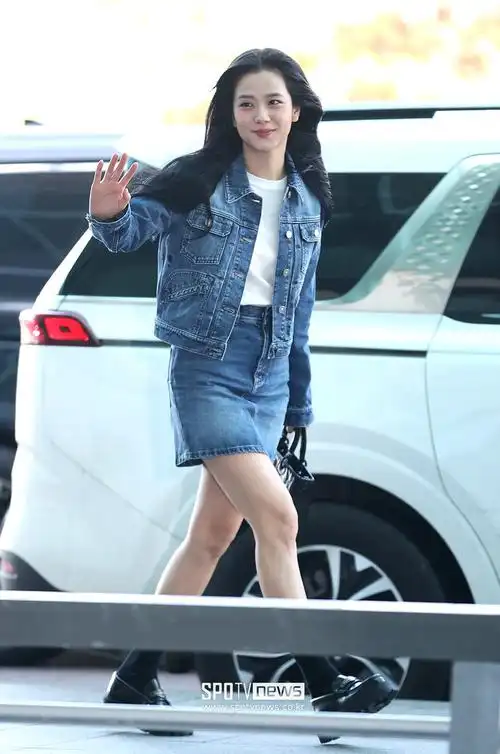 金智秀出发巴黎时装周机场图