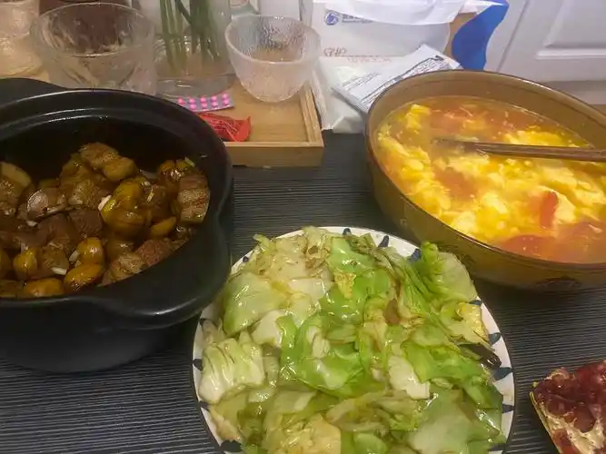 一两个人吃饭我也得有荤有素下班六点做饭到八点一头汗我也得做饭是
