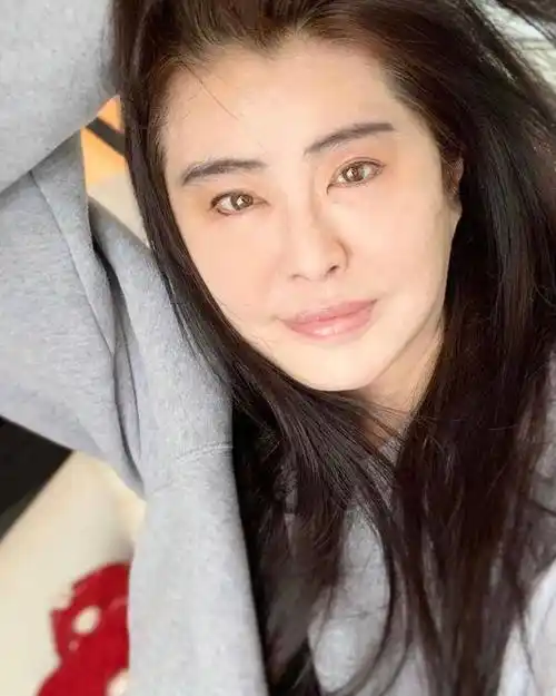 56岁港圈女神王祖贤近照曝光!网友:怎么老成这样了…_王灏_广告_香港