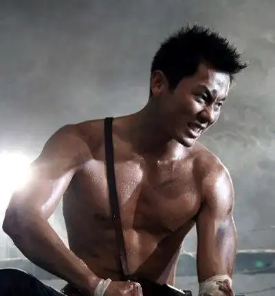 李晨不愧是"大黑牛",腹肌人鱼线样样不赖