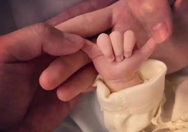 郑恺几个宝宝啊(36岁郑恺官宣二胎得子)(5)