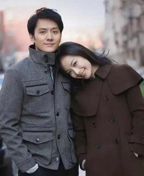 彼时的冯绍峰,已经凭借热播剧《宫》中的"八阿哥"一角,成为了家喻户晓