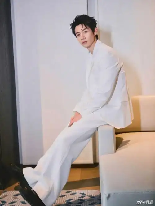 白敬亭翻车,意外捧红了"新老公":这才是内娱真男神!_腾讯新闻