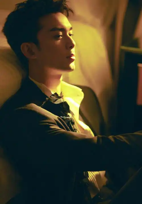 吴磊黑西装十八宫格