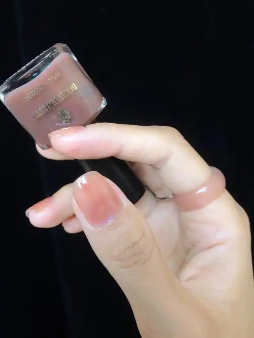 打工人日常通勤裸粉色指甲油