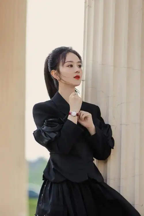 赵丽颖扎马尾穿黑装干练霸气红唇吸睛