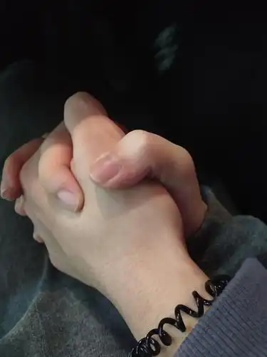 男朋友吃火锅突然开始哭,一开始以为他被辣椒呛到.