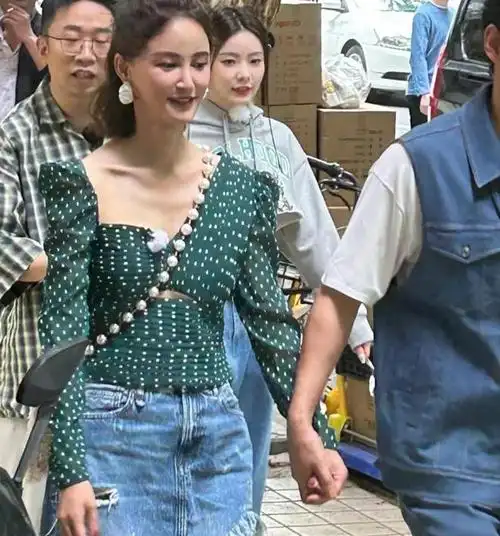 41岁张歆艺瘦成纸片人,路人视角巴掌脸排骨胸抢镜,长腿细得过分