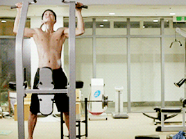 宋仲基赤膊健身肌肉线条完美