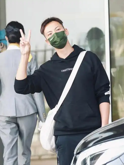 陈伟霆机场比耶