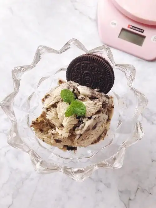 无需冰淇淋机在家就可以自制好吃到爆的奥利奥冰淇淋