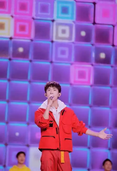 易烊千玺唱响70年我喜爱的湖南金曲演唱青春旋律奏响时代强音