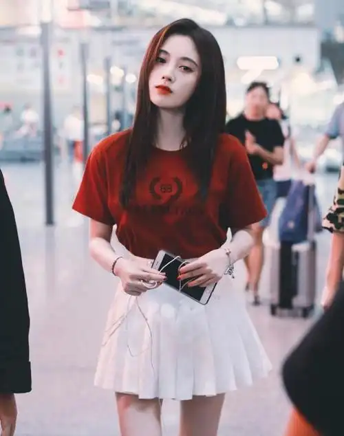 真服了鞠婧祎穿红色t恤搭超短裙美成这样不愧是四千年美女