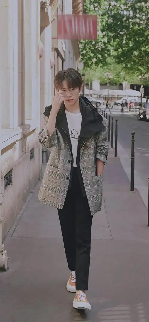 易烊千玺街拍帅气高清手机壁纸