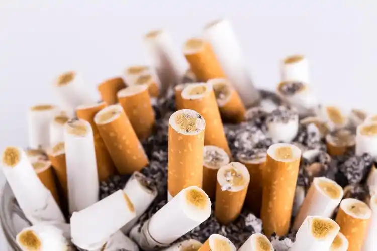 香烟在白色背景上的烟灰缸