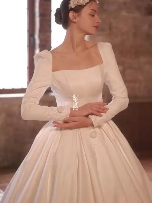 所在缎面长袖婚纱,干净简洁大方#西安试妆  #西安试纱婚纱礼服备婚