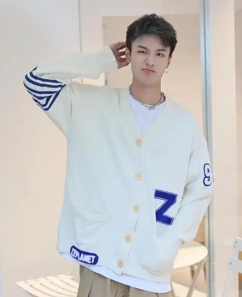 爱抖表情包的俊秀小奶狗,清新,干净,居家生活中的男生真有气质