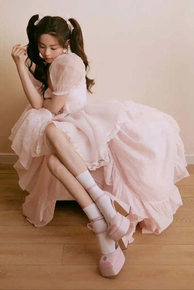 杨超越短裙双马尾太美了,仿佛是拥有性感美腿的可爱萝莉!