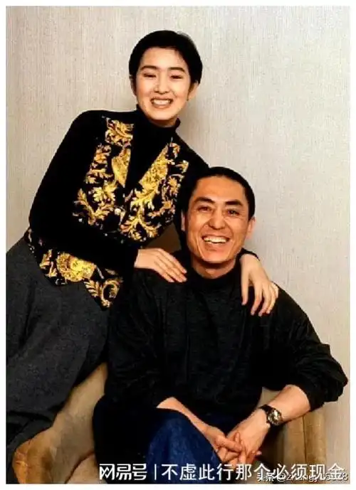 张艺谋巩俐昔日恩爱照曝光穿情侣装拍大片满眼欢喜真有夫妻相