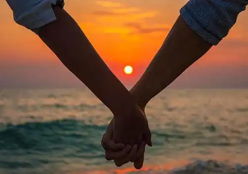 美好幸福牵手情侣图片牵起手的时候就不放开