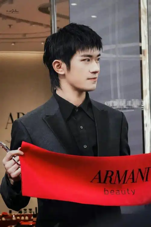 易烊千玺直播全黑西装造型##明星时尚