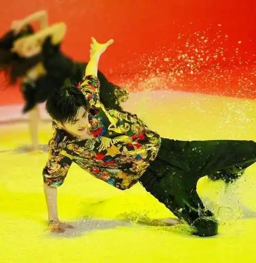 乃万甩话筒太酷炫,刘雨欣长发飘飘,蔡徐坤梦幻水舞台太绝美_刘雨昕