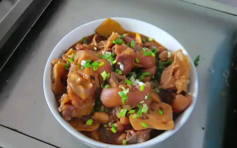 交作业,王刚师傅的家常菜"莲藕花生炖猪脚",很棒!