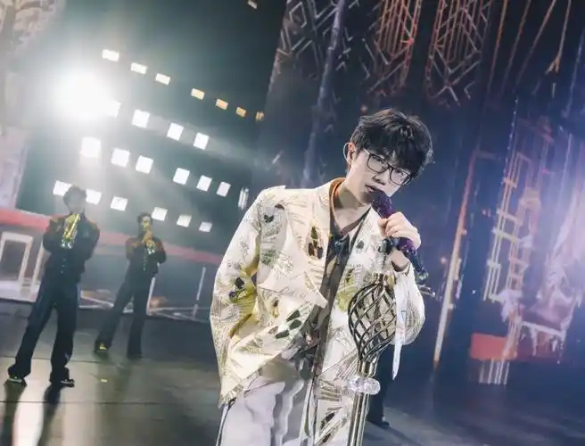 如果许嵩现象不断出现乐坛就离下一个黄金年代不远了