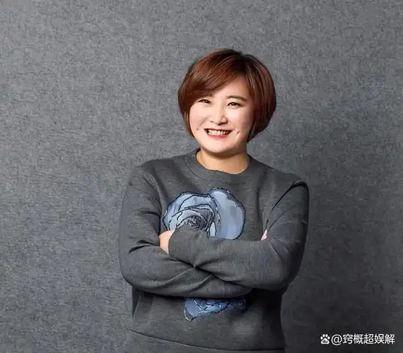 贾玲近照曝光整个人脱胎换骨颜值惊艳消失一年暴瘦100斤