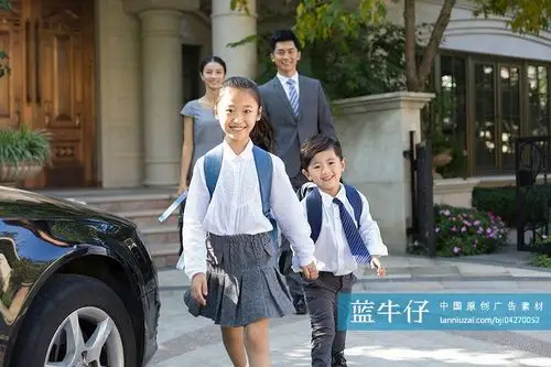 姐弟俩手牵手去上学