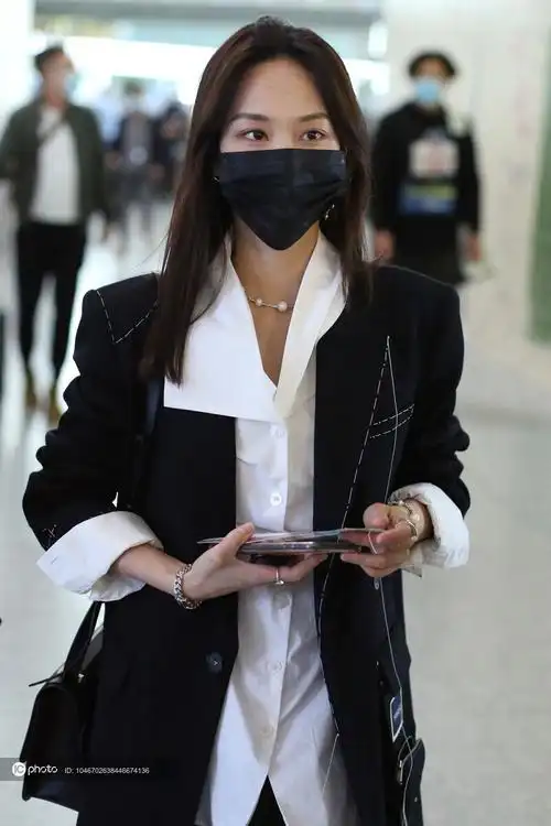 独家王霏霏穿小西装超美飒笑对镜头瞪眼睛